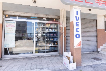 Foto Negozio in strada statale 114, Messina Mili di 209 m² con 1 locali