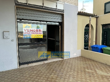 Foto Locale commerciale in VIA GABRIELE D'ANNUNZIO, Cepagatti Villanova