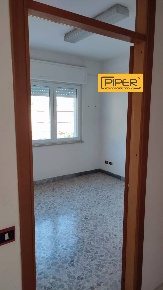 Foto Locale commerciale in Via Antiniana, Napoli Agnano di 100 m²