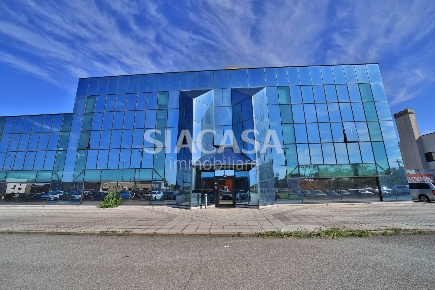 Foto Ufficio a Mezzago Centro di 303 m² con 2 locali in affitto