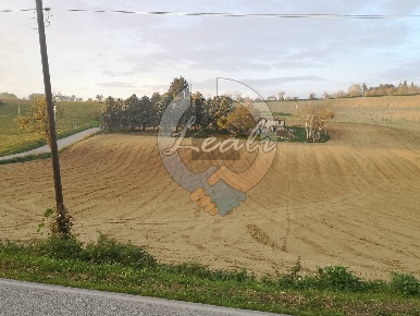 Foto Agriturismo in Contrada Capparuccia, Ponzano di Fermo di 20150 m²