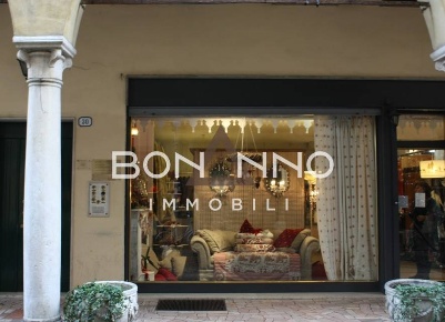 Foto Locale commerciale in piazza liberta', Bassano del Grappa Centro