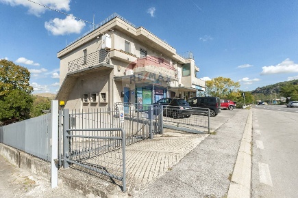 Foto Locale commerciale in Via Primo Maggio, Scafa Centro di 360 m²