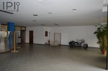 Foto Locale commerciale a Cairo Montenotte Centro di 210 m² con 1 locali