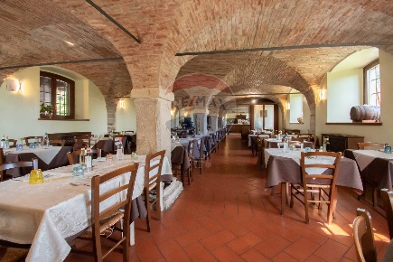 Foto Attività commerciale in Via Monte Grappa, Castenedolo Centro di 300 m²