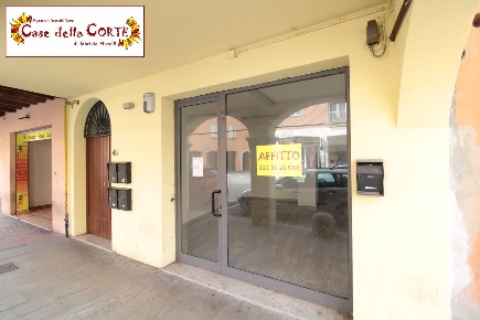 Foto Negozio in Via Matteotti, Cento Cento Paese di 65 m² con 2 locali
