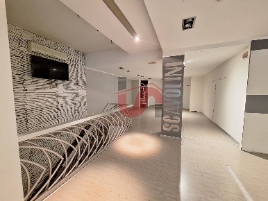 Foto Locale commerciale in Corso Vittorio Emanuele, Benevento di 250 m²