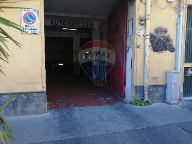 Foto Locale commerciale in Via Giovanni Lavaggi, Catania Cibali di 1170 m²