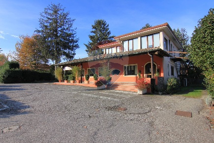 Foto Attività commerciale in Viale Lombardia, Vergiate Corgeno di 2565 m²
