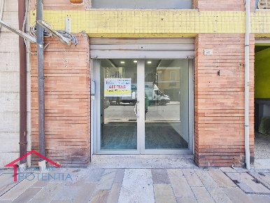 Foto Negozio in Viale Regina Margherita, Potenza Picena di 43 m² in affitto