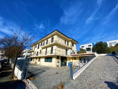 Foto Attività commerciale a Porto San Giorgio di 1200 m² in vendita