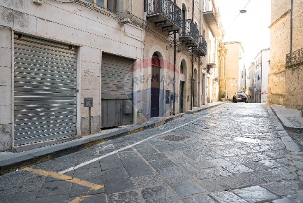 Foto Locale commerciale in Via Roma, Enna Centro di 290 m² con 7 locali