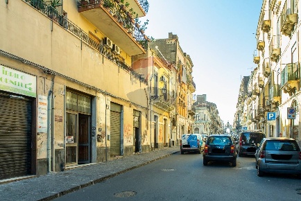 Foto Locale commerciale in via g.garibaldi, Catania Centro Storico di 88 m²