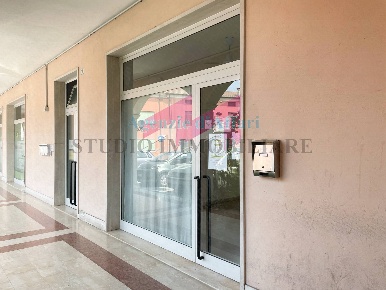 Foto Negozio in Piazza Ragazzi, Castelmassa di 45 m² con 2 locali