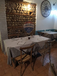 Foto Locale commerciale in via Mazzucchelli, Cameri di 110 m² con 3 locali