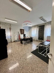 Foto Ufficio in Via Piave, Vanzaghello di 140 m² con 4 locali in vendita