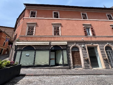Foto Locale commerciale in PIAZZA DEL COMUNE, Fabriano Centro di 386 m²