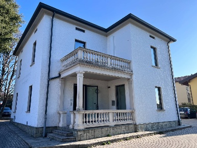 Foto Ufficio in Via Luciano Manara, Lurago d'Erba Centro di 300 m²