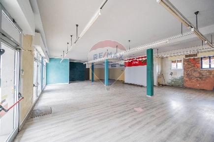 Foto Negozio in VIA MANFRASSINA, Viadana Centro di 260 m² con 2 locali