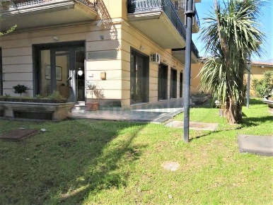 Foto Locale commerciale a Sirignano di 95 m² con 1 locali in affitto