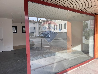 Foto Negozio in Via Romanina, Castelfranco Veneto di 75 m² con 1 locali