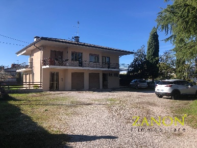 Foto Locale commerciale in via Pertini, Capriva del Friuli di 125 m²