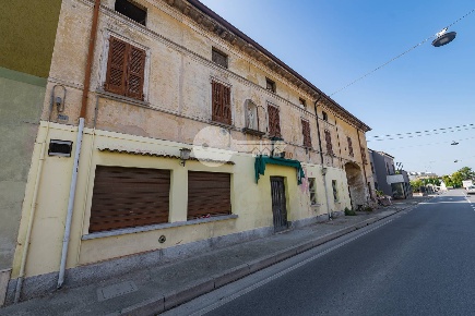 Foto Locale commerciale in Via Mantova, Asola di 150 m² con 3 locali
