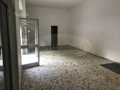 Foto Locale commerciale a Santa Maria Capua Vetere di 20 m² con 3 locali