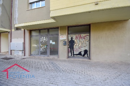 Foto Negozio in Viale Lombardia, Potenza Picena Porto Potenza Picena