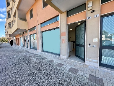 Foto Negozio in Via Estrafallaces, Lecce Borgo Pace di 70 m² con 2 locali