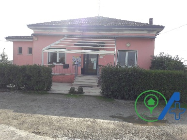 Foto Attività commerciale in strada Marengo, Goito di 400 m² con 4 locali