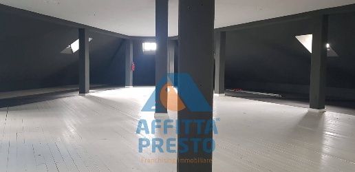 Foto Magazzino a Empoli di 300 m² con 10 locali in affitto