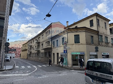 Foto Ufficio in Via G. Pascoli, Venezia Mestre di 389 m² con 10 locali