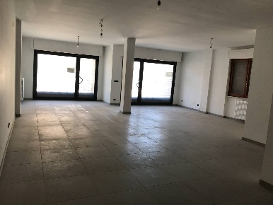 Foto Locale commerciale in via madonna dell'asilo, Vasto di 200 m²