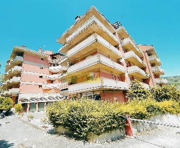 Foto Attività commerciale in Viale Giovanni Bovio, Teramo Centro di 800 m²