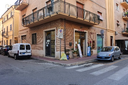 Foto Attività commerciale in via Leopardi, Grottammare Centro di 100 m²