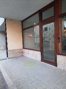 Foto Locale commerciale in via Giacomo Leopardi, Pedaso di 240 m²