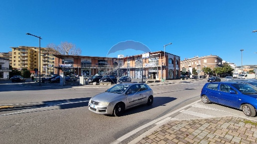 Foto Locale commerciale in Via Enzo Ferrari, Pescara di 1611 m² in vendita