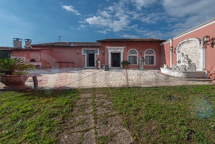 Foto Locale commerciale in Strada Piave, Latina Borgo Piave di 1100 m²