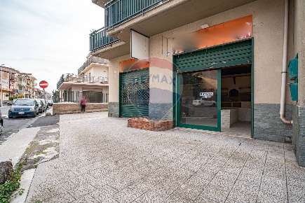 Foto Locale commerciale in Via Santa Maria di Licodia, Belpasso Centro