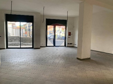 Foto Locale commerciale in VIA:ROMA, Camporotondo Etneo Centro di 90 m²
