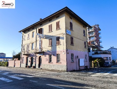 Foto Locale commerciale in Via Gramsci, Gaglianico di 400 m² con 14 locali