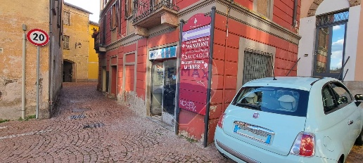 Foto Locale commerciale in Via Confalonieri, Luino Centro di 70 m²