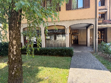 Foto Locale commerciale in piazza albini, Robbiate di 120 m² in vendita
