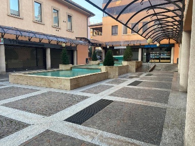 Foto Negozio in CORSO UTALIA, Saronno di 120 m² in affitto