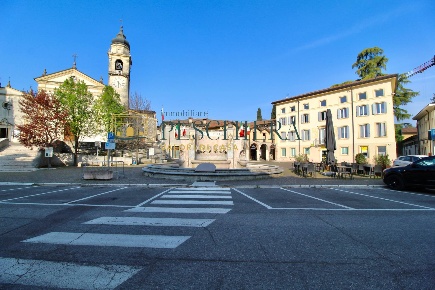 Foto Attività commerciale in piazza della vittoria, Sona Centro di 50 m²