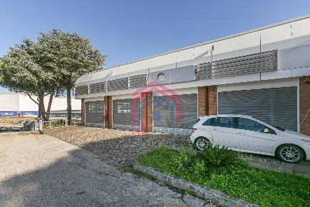 Foto Locale commerciale in Pontina Vecchia, Pomezia di 668 m² con 3 locali