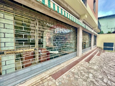 Foto Negozio in VIA SORZANA, Nuvolera Centro di 90 m² con 1 locali