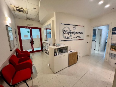 Foto Ufficio in Viale del commercio, Castelplanio di 110 m² con 7 locali