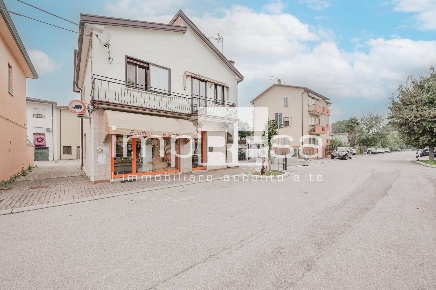 Foto Attività commerciale in Via Risorgimento, Vigonovo Centro di 170 m²